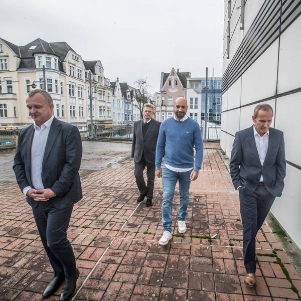 Abdelaziz Rachidi (2.v.r., Decathlon, Leiter Expansion NRW), Björn Krischik (l.), Markus Märtens (r.) und Michael Molitor (2.v.l.) verkünden offiziell, dass der Mietvertrag mit Decathlon für den alten Kaufhof unterschrieben wurde.