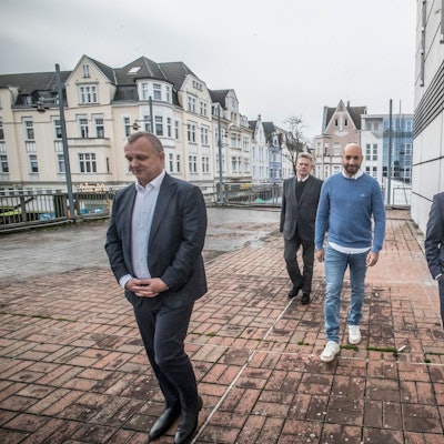 Abdelaziz Rachidi (2.v.r., Decathlon, Leiter Expansion NRW), Björn Krischik (l.), Markus Märtens (r.) und Michael Molitor (2.v.l.) verkünden offiziell, dass der Mietvertrag mit Decathlon für den alten Kaufhof unterschrieben wurde.