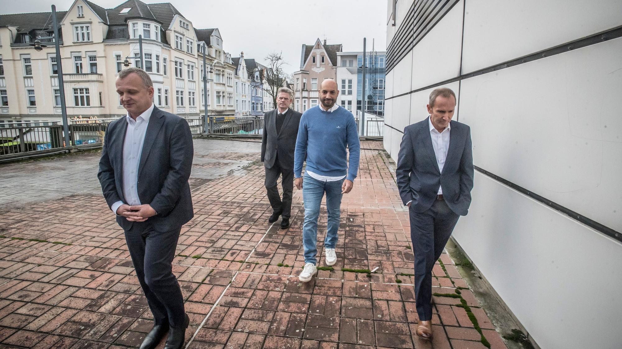 Abdelaziz Rachidi (2.v.r., Decathlon, Leiter Expansion NRW), Björn Krischik (l.), Markus Märtens (r.) und Michael Molitor (2.v.l.) verkünden offiziell, dass der Mietvertrag mit Decathlon für den alten Kaufhof unterschrieben wurde.
