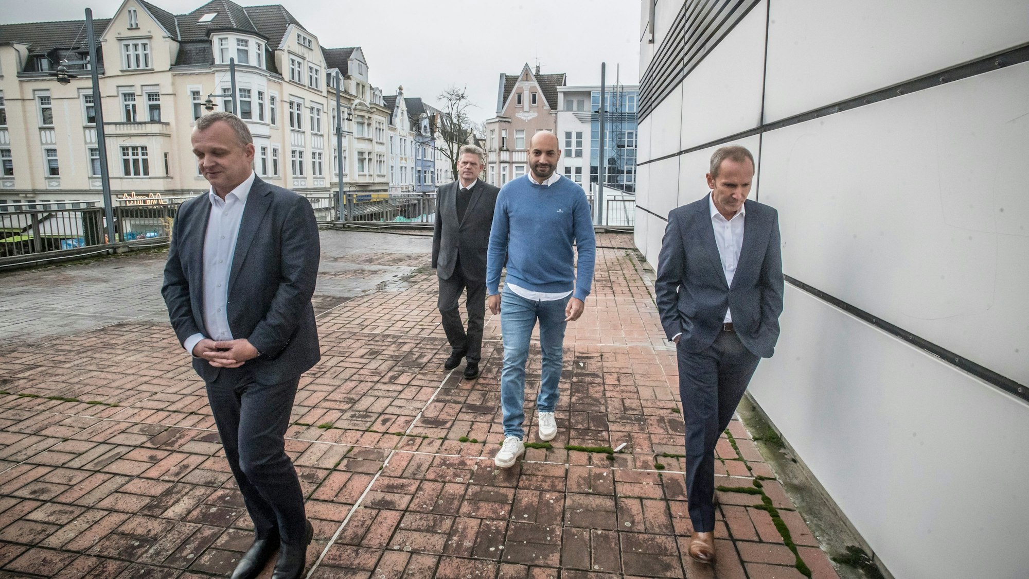 Abdelaziz Rachidi (2.v.r., Decathlon, Leiter Expansion NRW), Björn Krischik (l.), Markus Märtens (r.) und Michael Molitor (2.v.l.) verkünden offiziell, dass der Mietvertrag mit Decathlon für den alten Kaufhof unterschrieben wurde.
