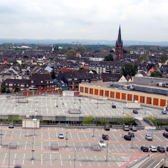 Zwei Parkdecks von oben gesehen.