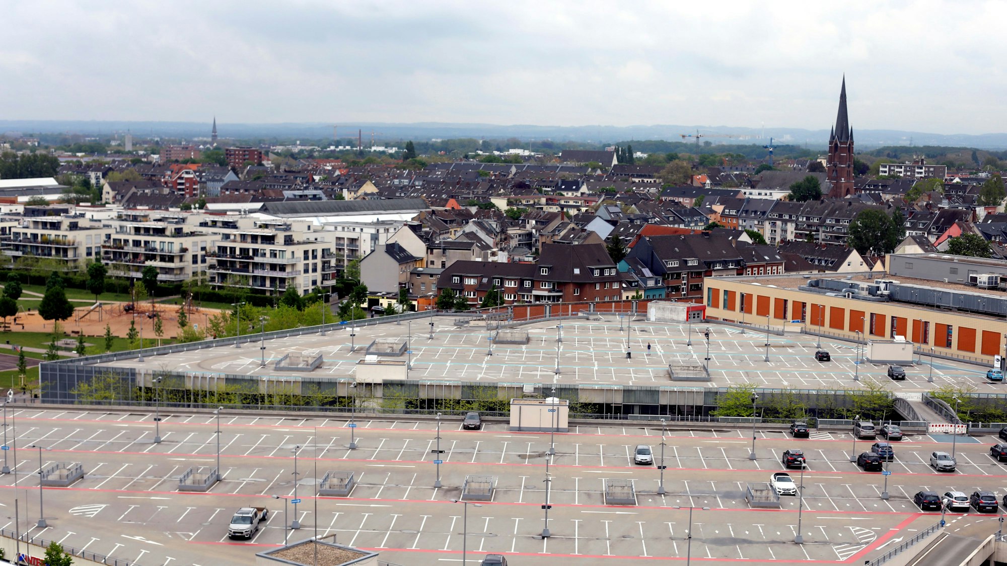 Zwei Parkdecks von oben gesehen.