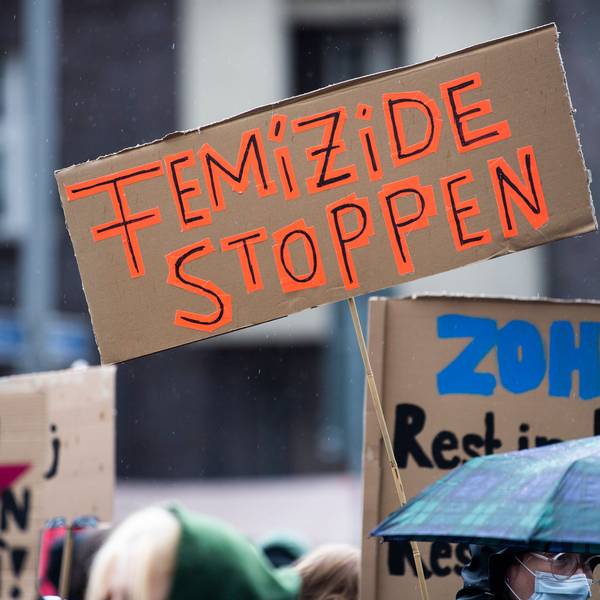 Bei einer Demonstration gegen Gewalt an Frauen hält eine Teilnehmerin ein Plakat mit der Aufschrift ´Femizide stoppen».