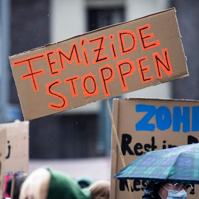 Bei einer Demonstration gegen Gewalt an Frauen hält eine Teilnehmerin ein Plakat mit der Aufschrift ´Femizide stoppen».