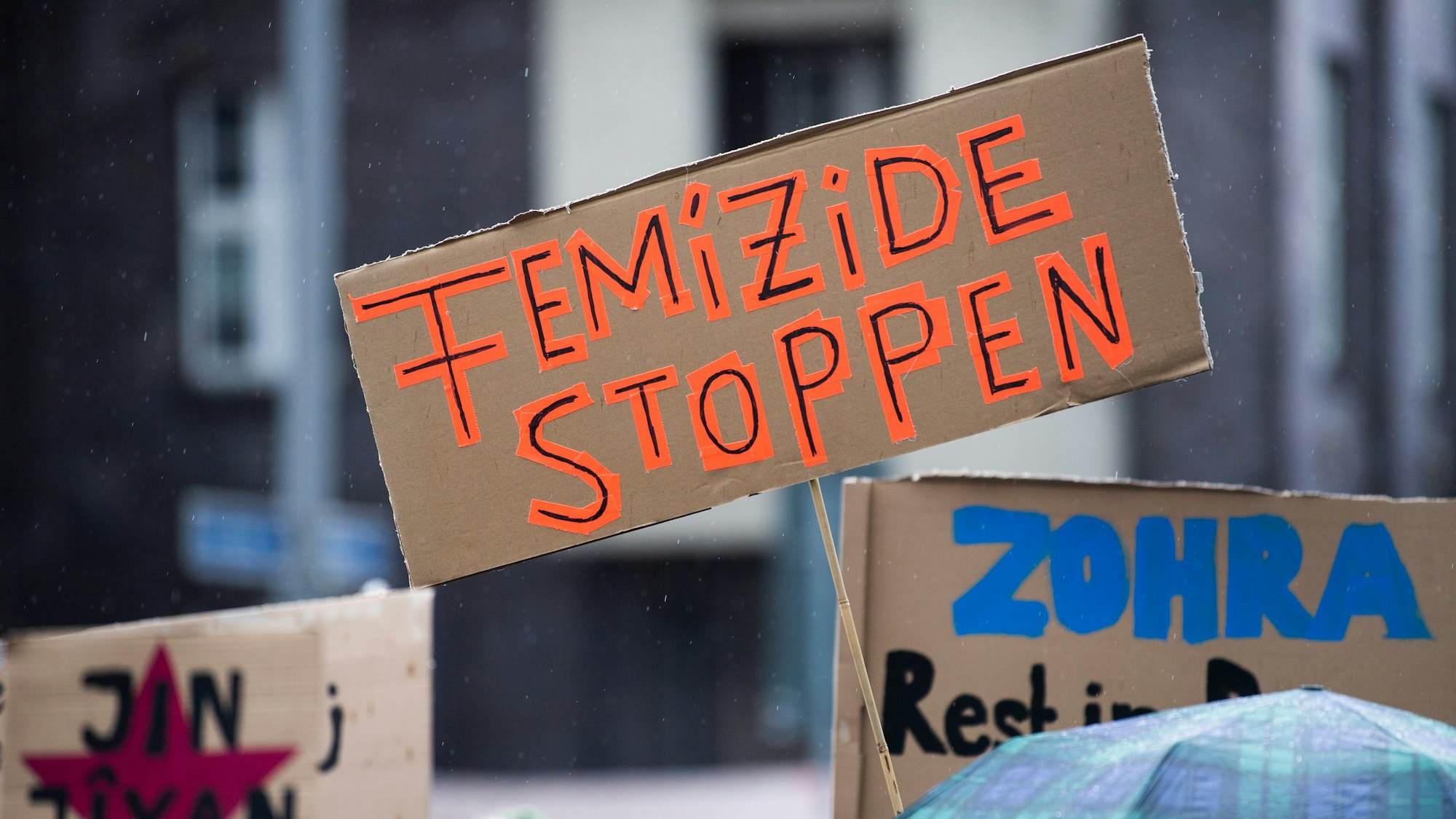 Das Bild zeigt ein Plakat mit der Aufschrift «Femizide stoppen». (zu dpa: «Deutlicher Anstieg bei Straftaten gegen Frauen») Foto: Christophe Gateau/dpa