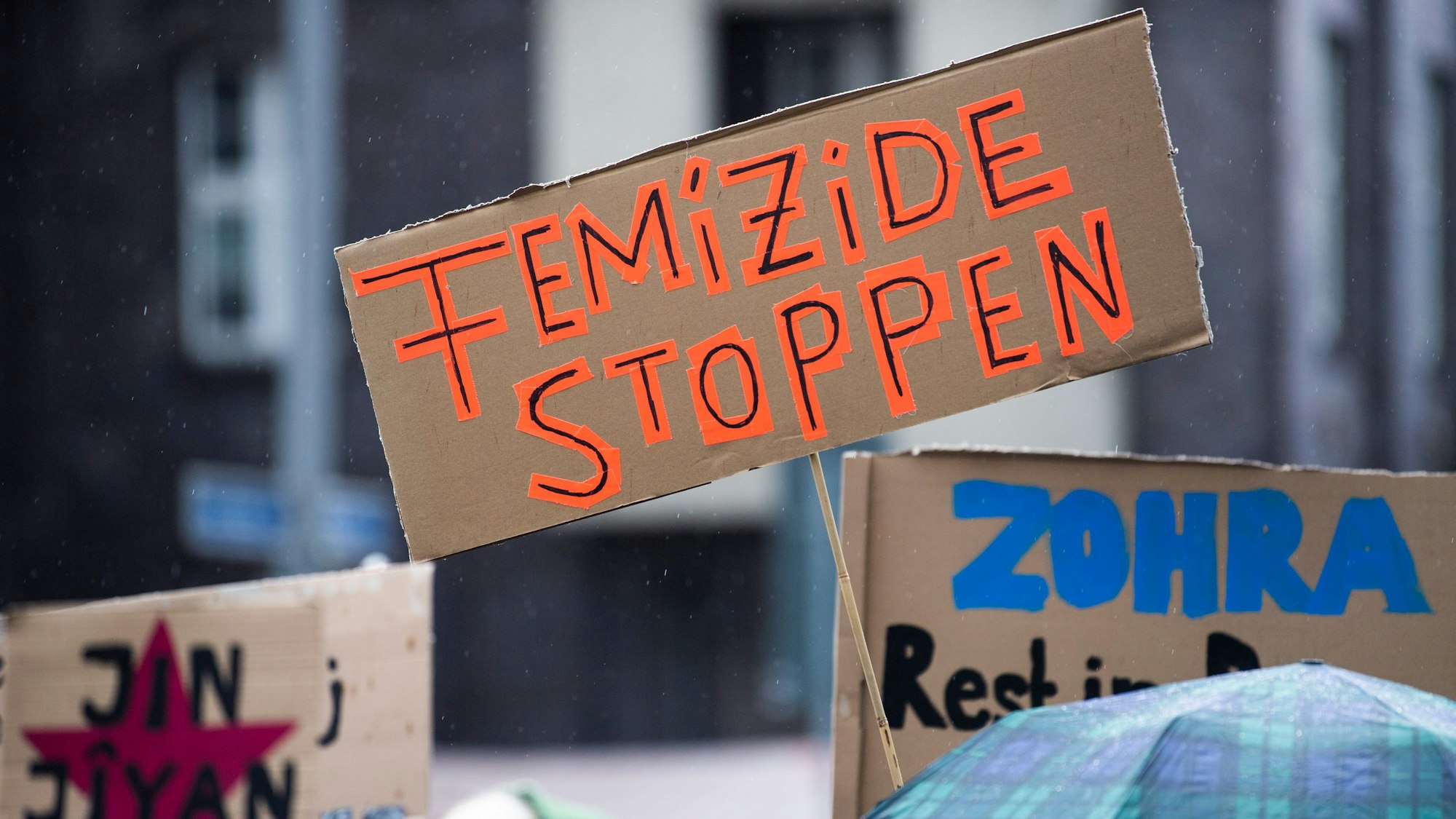 Bei einer Demonstration gegen Gewalt an Frauen hält eine Teilnehmerin ein Plakat mit der Aufschrift ´Femizide stoppen».