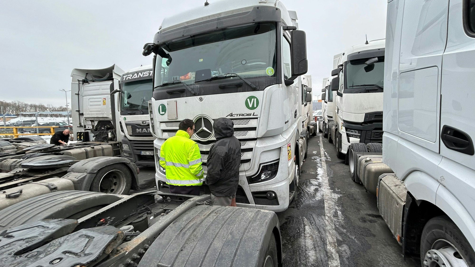 Lkw-Fahrer rasten auf Parkplatz29 bei Ford