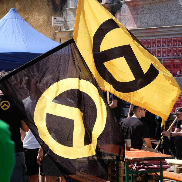Ein Polizist beobachtet Teilnehmer einer Versammlung der rechtsextremen Identitären Bewegung.