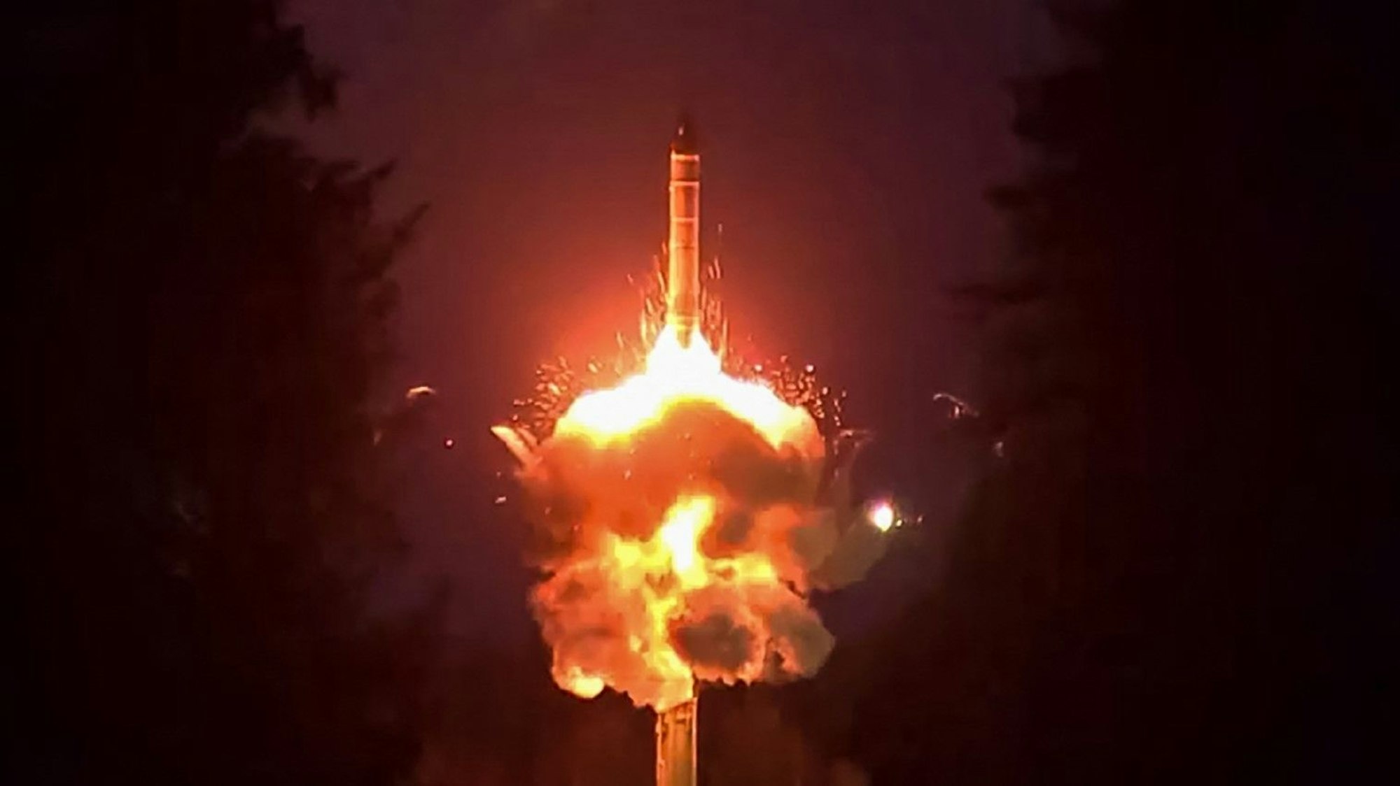 Eine russische Interkontinentalrakete des Typs Yars wird bei einer Übung abgefeuert. Laut der Ukraine hat Russland erstmals eine Interkontinentalrakete im Krieg eingesetzt. (Archivbild)