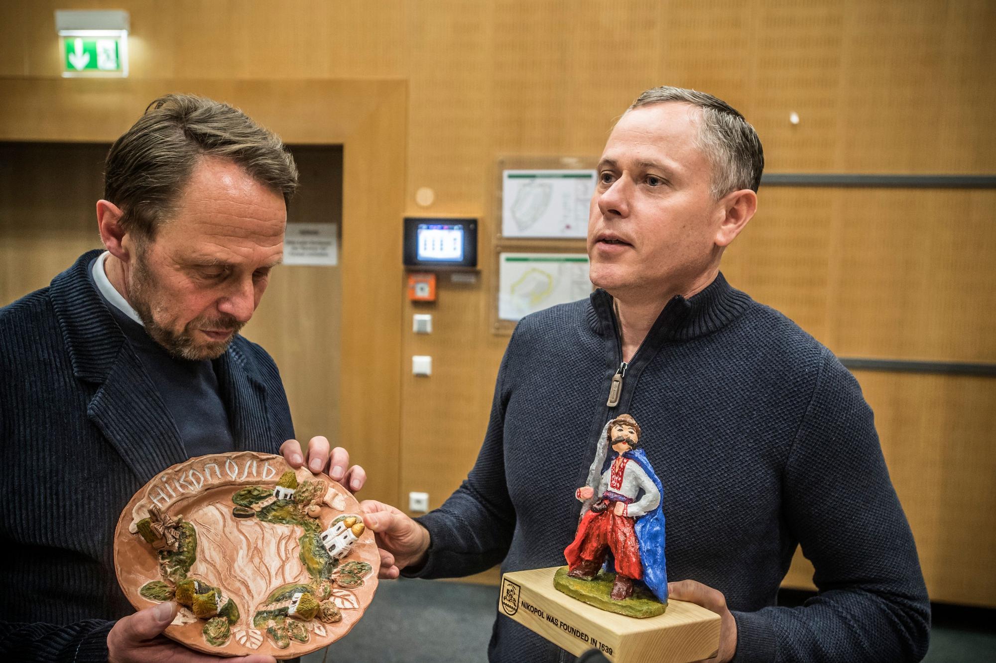 besuch des BM Oleksandr Saiduk aus Nikopol in Leverkusen: Eintragungin das Goldene Buch der Stadt. Foto: Ralf Krieger