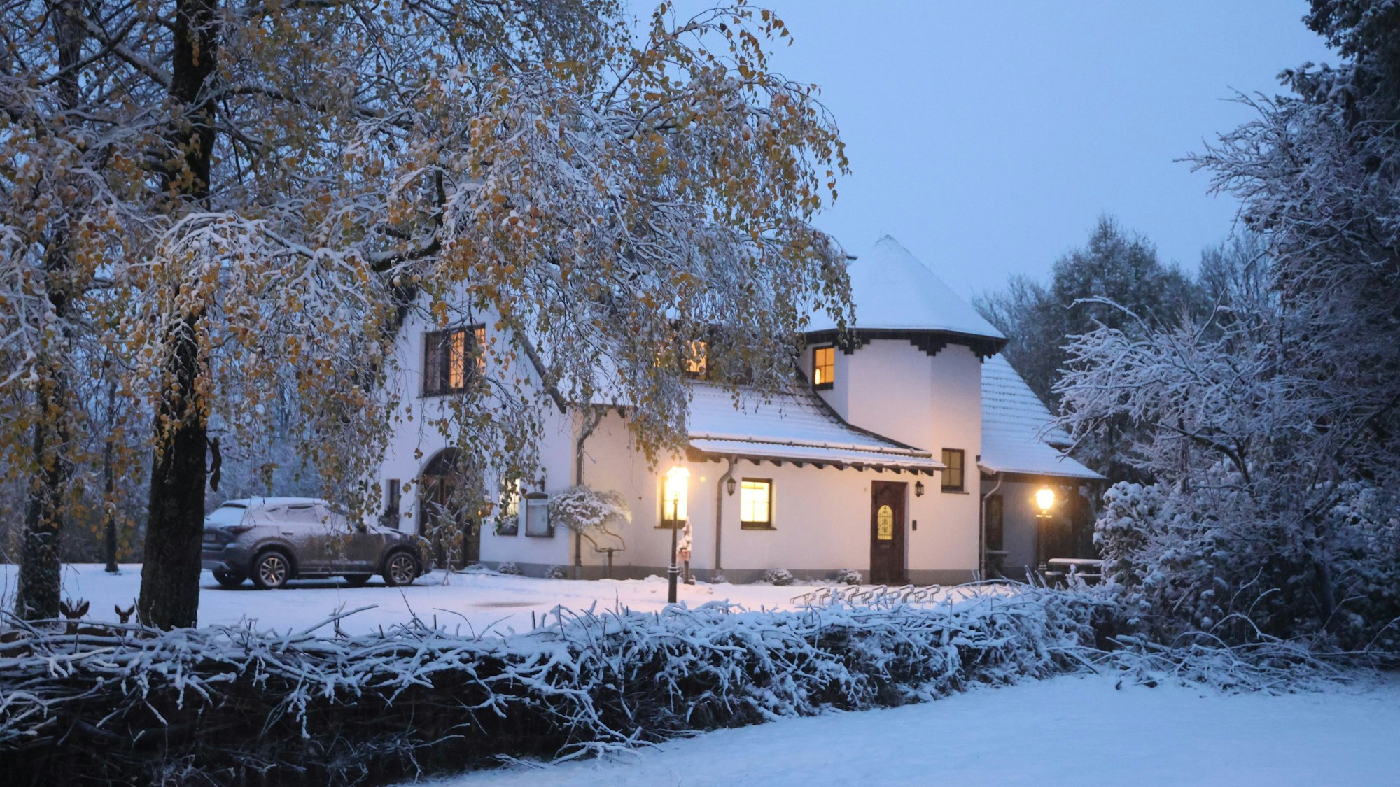 Das Restaurant Ballebäuschen im oberbergischen Hespert unter der ersten Schneedecke des Winters.