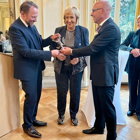 Marianne Müller erhält den Leverkusener Löwen von Uwe Richrath und Uwe Beenen, Laudatorin Johanna Gastdorf schaut zu.