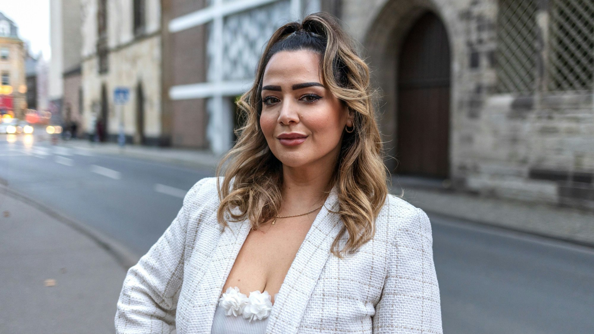 Aylin Andaç-Can, Übersetzerin für Türkisch, steht vor einem Gebäude vor einer Straße.