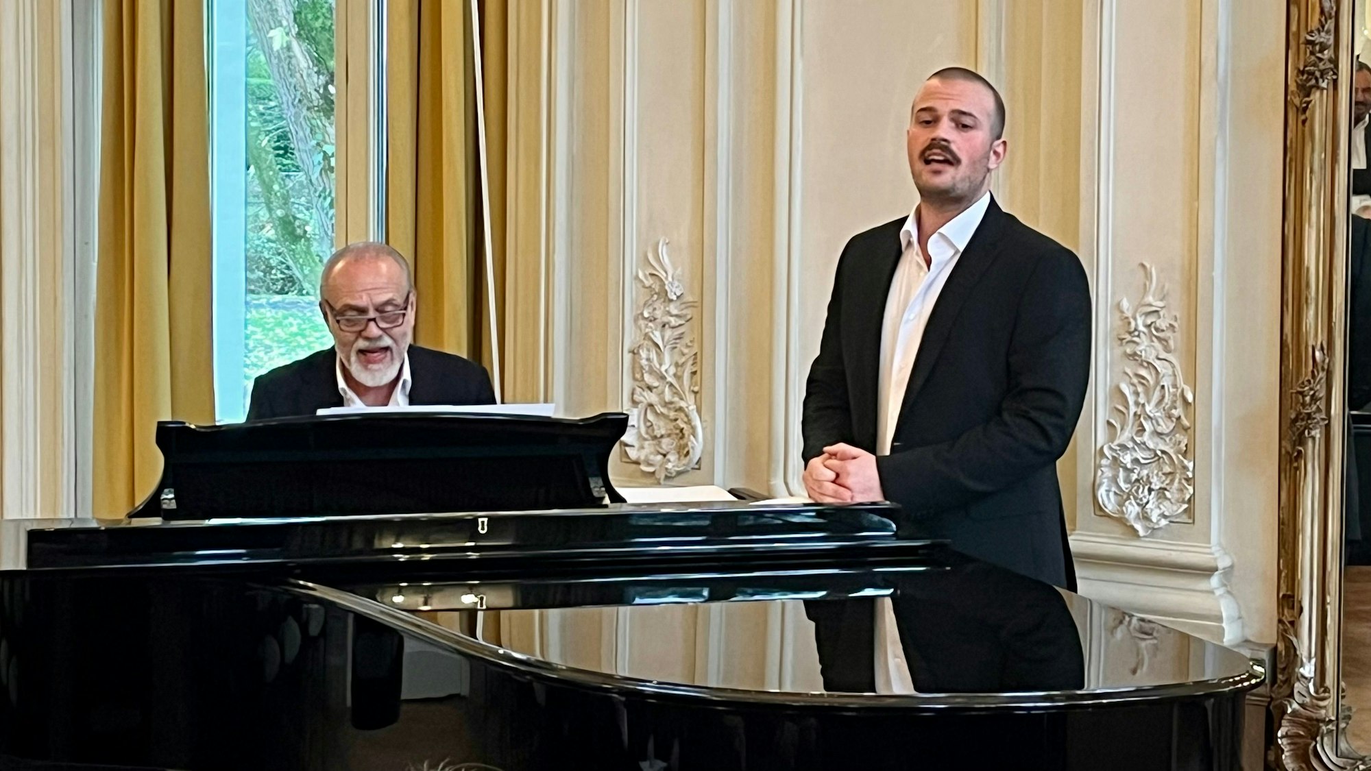 Jan-Gregor Kremp und Sohn Leo singen Loblieder auf Marianne Müller.