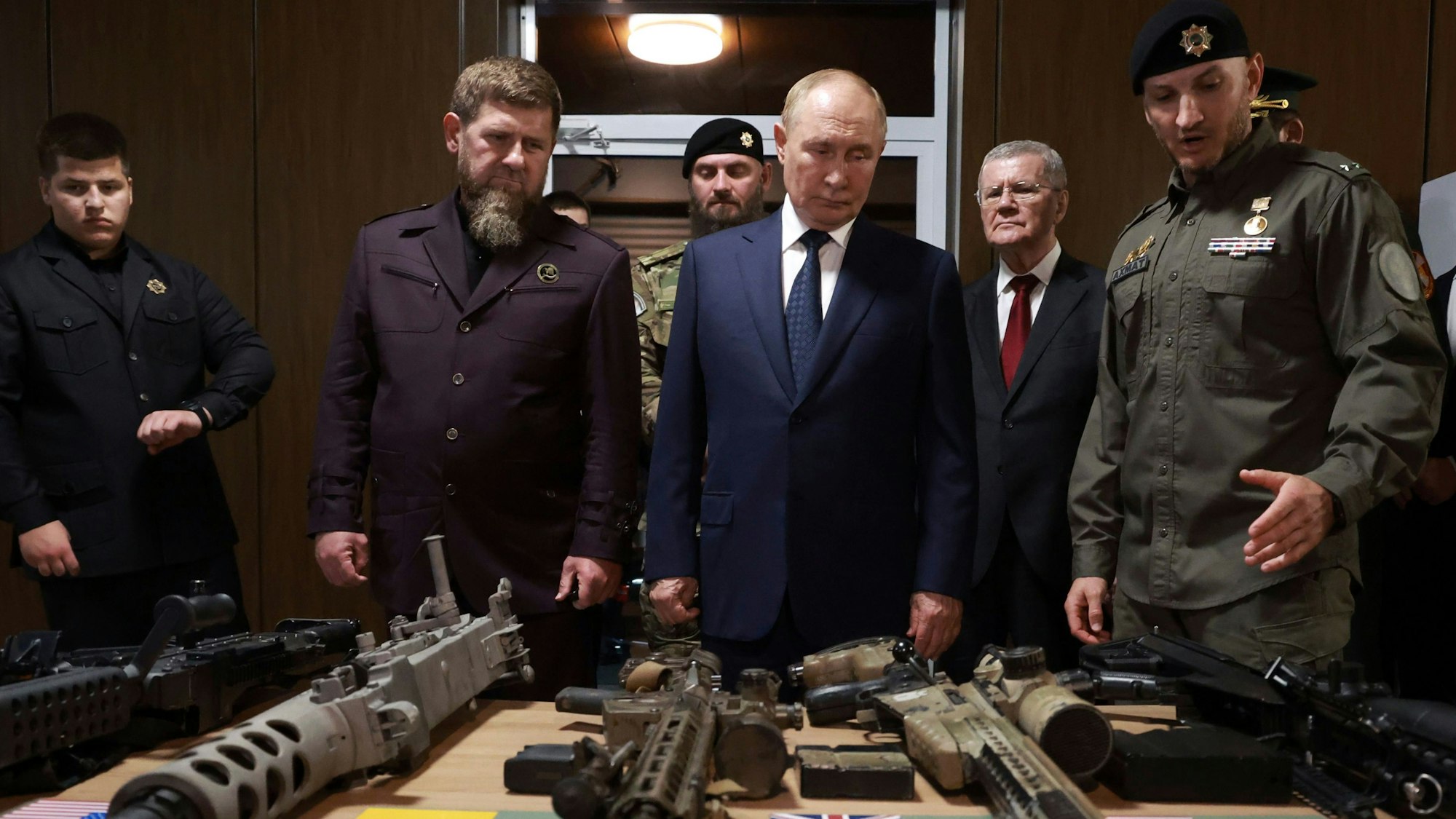 Der russische Präsident Wladimir Putin inspiziert in Begleitung des tschetschenischen Machthabers Ramsan Kadyrow militärische Trophäen der Nato, die in den Kämpfen in der Ukraine erbeutet wurden. (Archivbild)