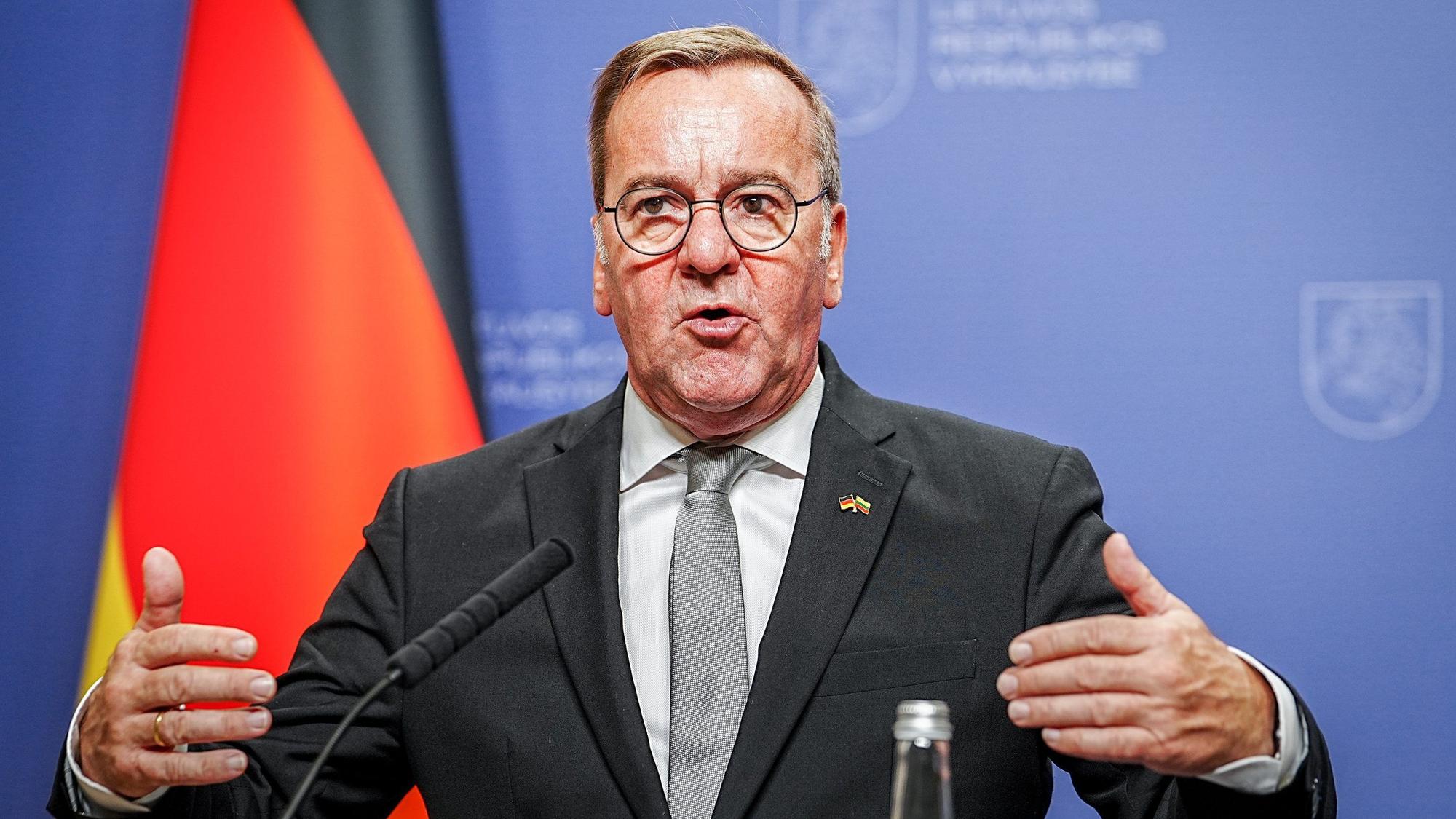 ARCHIV - 26.09.2024, Litauen, Vilnius: Boris Pistorius (SPD), Bundesminister der Verteidigung, gibt nach seiner Rede im litauischen Parlament eine Pressekonferenz. Pistorius steht nicht für eine SPD-Kanzlerkandidatur zur Verfügung. Foto: Kay Nietfeld/dpa +++ dpa-Bildfunk +++