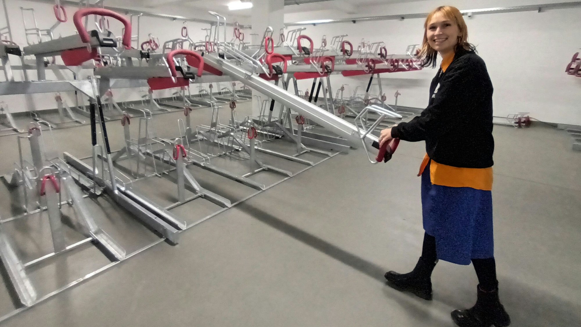 Eine Frau in einer Fahrradgarage