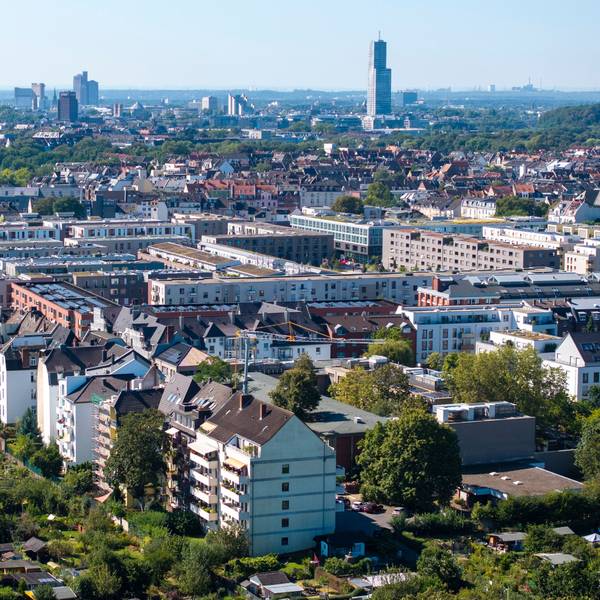 28.08.2024, Köln: Viele Wohnhäuser müssen saniert werden. Xantener Straße in Nippes. Wohnungen, Wohnungsmarkt, Mieten, Mietpreise, Immobilien in Köln, Clouth-Quartier. Foto: Uwe Weiser