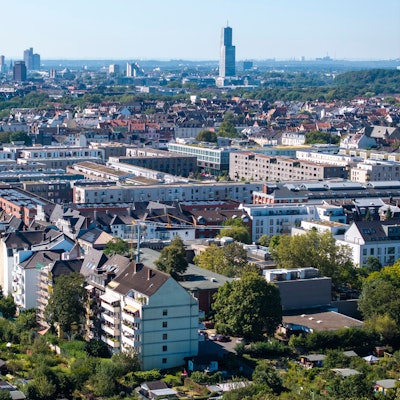28.08.2024, Köln: Viele Wohnhäuser müssen saniert werden. Xantener Straße in Nippes. Wohnungen, Wohnungsmarkt, Mieten, Mietpreise, Immobilien in Köln, Clouth-Quartier. Foto: Uwe Weiser