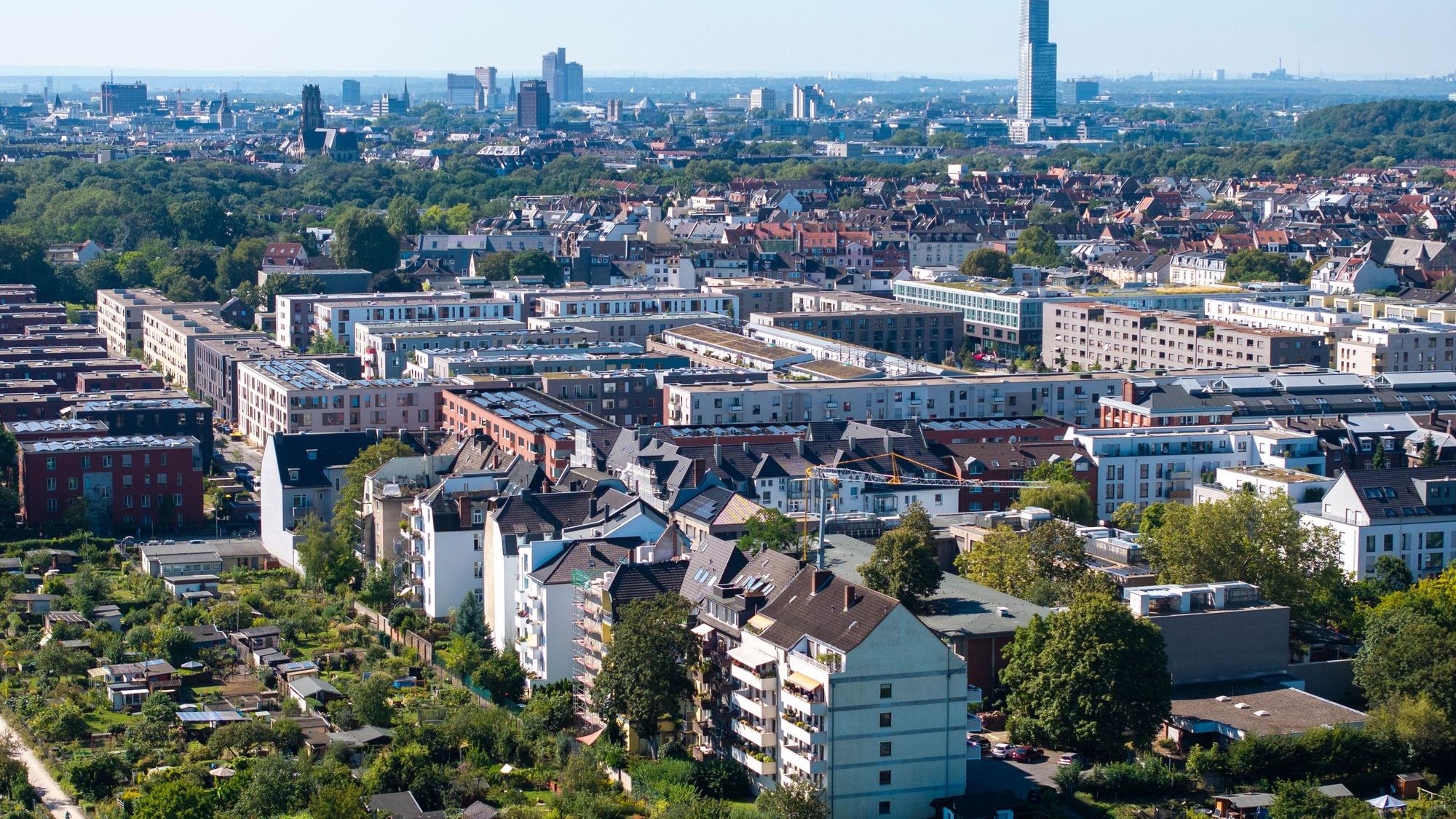 28.08.2024, Köln: Viele Wohnhäuser müssen saniert werden. Xantener Straße in Nippes. Wohnungen, Wohnungsmarkt, Mieten, Mietpreise, Immobilien in Köln, Clouth-Quartier. Foto: Uwe Weiser
