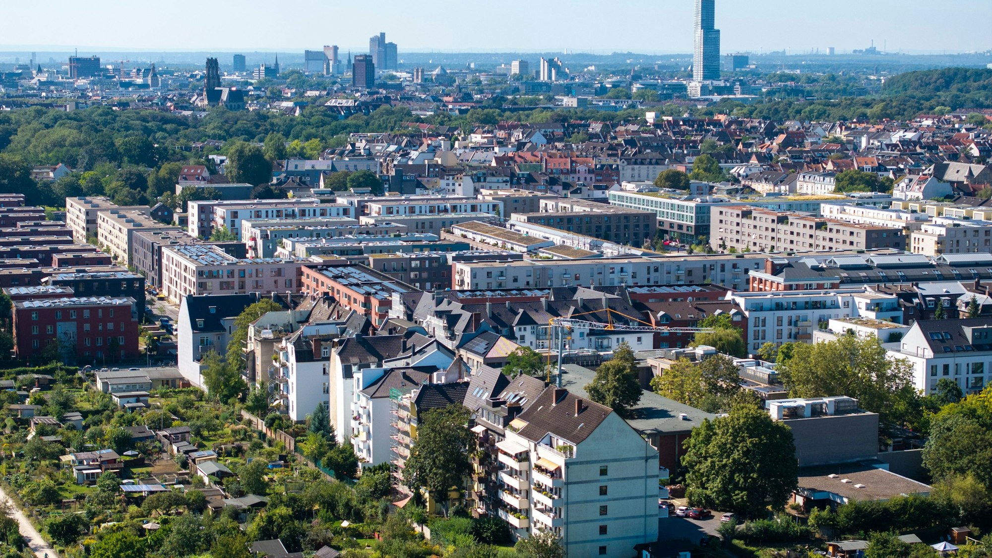 28.08.2024, Köln: Viele Wohnhäuser müssen saniert werden. Xantener Straße in Nippes. Wohnungen, Wohnungsmarkt, Mieten, Mietpreise, Immobilien in Köln, Clouth-Quartier. Foto: Uwe Weiser