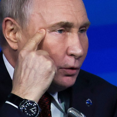 Der russische Präsident Wladimir Putin spricht während eines Treffens mit Außenpolitikexperten in Sotschi. (Archivbild)