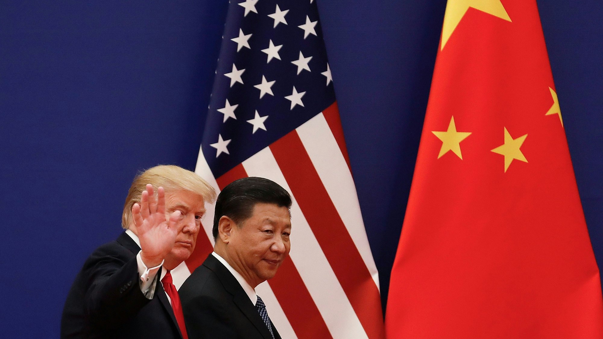 Donald Trump und Xi Jinping vor den Flaggen der USA und Chinas. (Archivbild)
