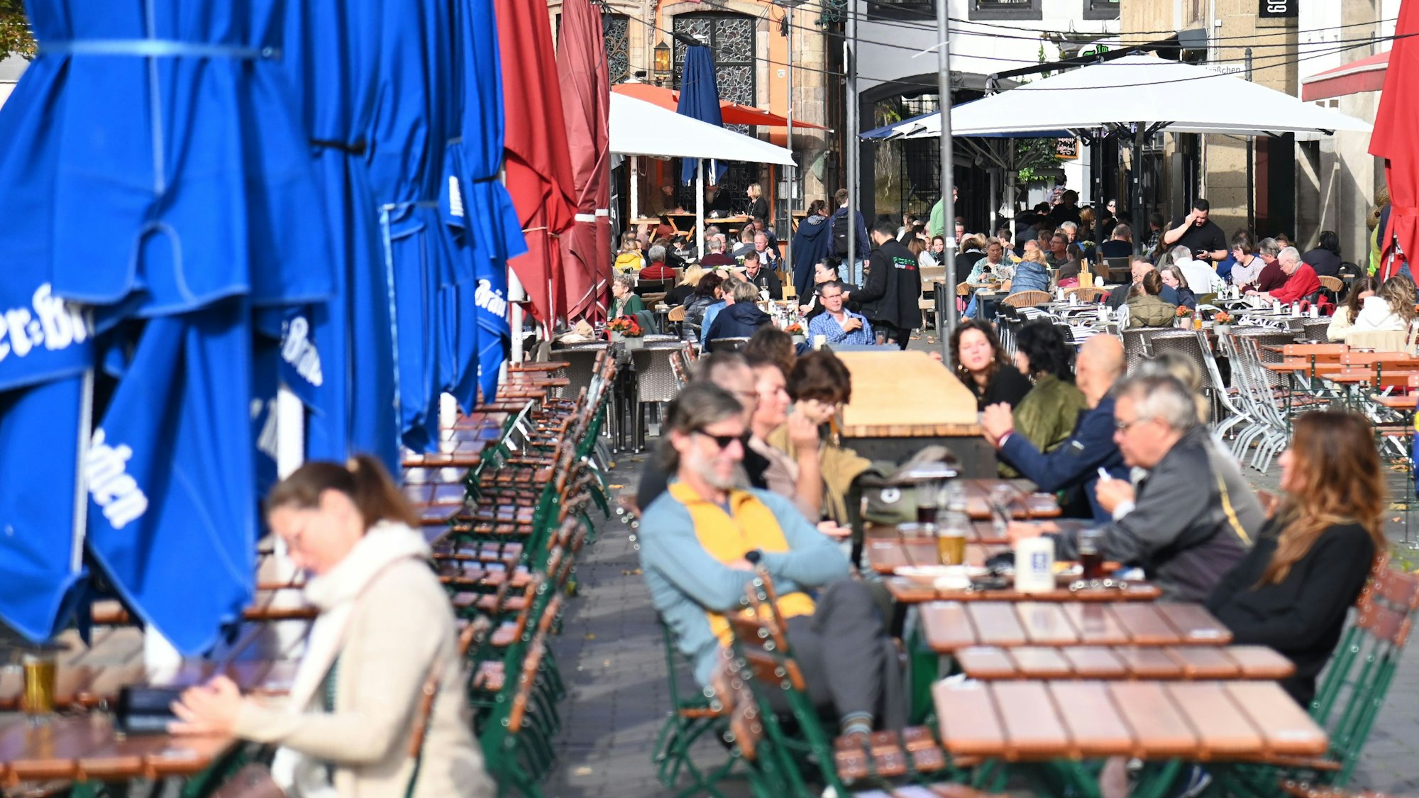 Für die Außengastronomie gelten ab diesem Jahr neue verbindliche Regeln in der Außengestaltung. Dieses Jahr müssen Altstadtlokale und Betriebe im Bereich Deutzer Messe die neuen Regeln ab dem 1. Oktober umsetzen