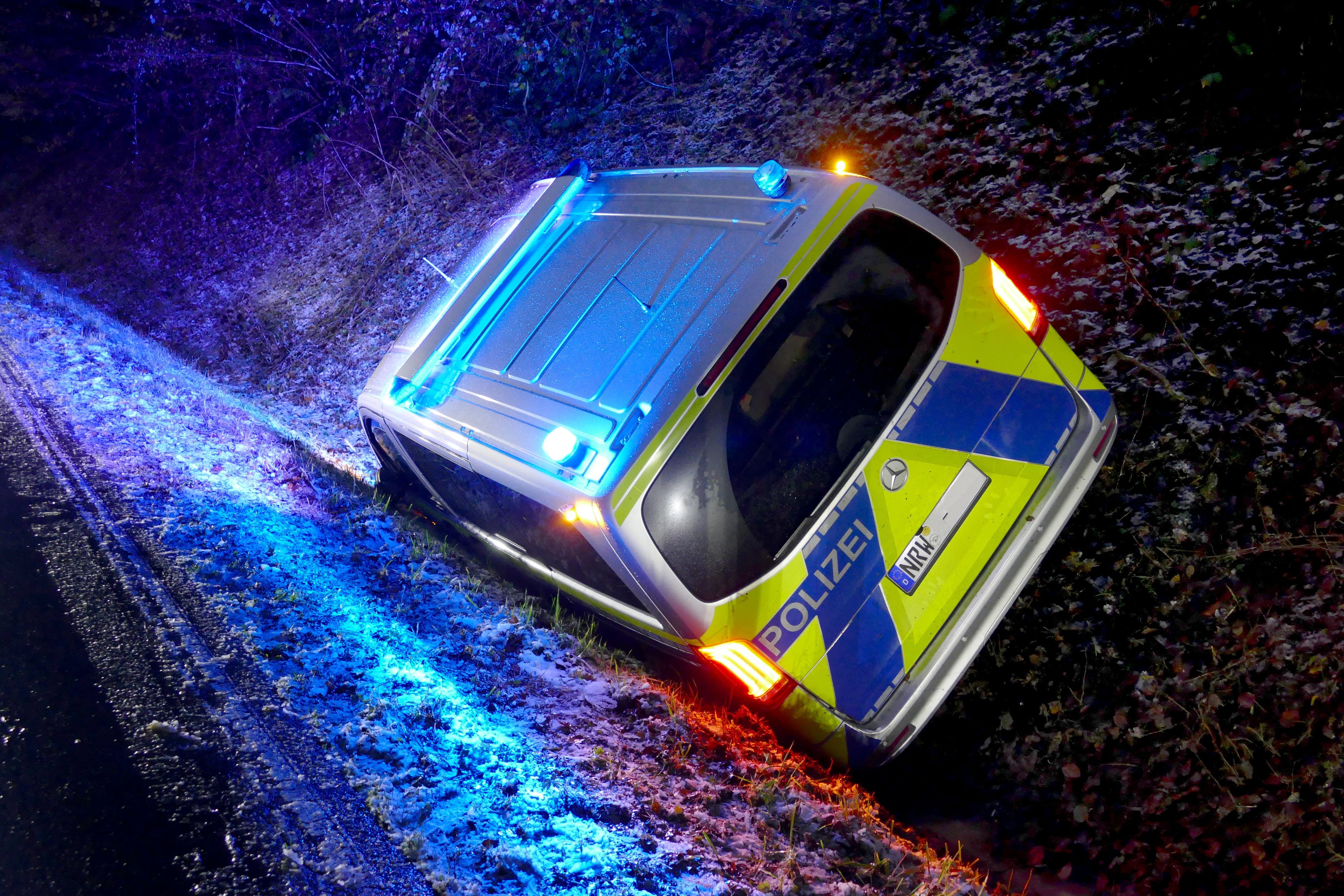 Auf dem Weg zu einem Unfall rutschte der Streifenwagen auf schneeglatter Straße in den Graben.