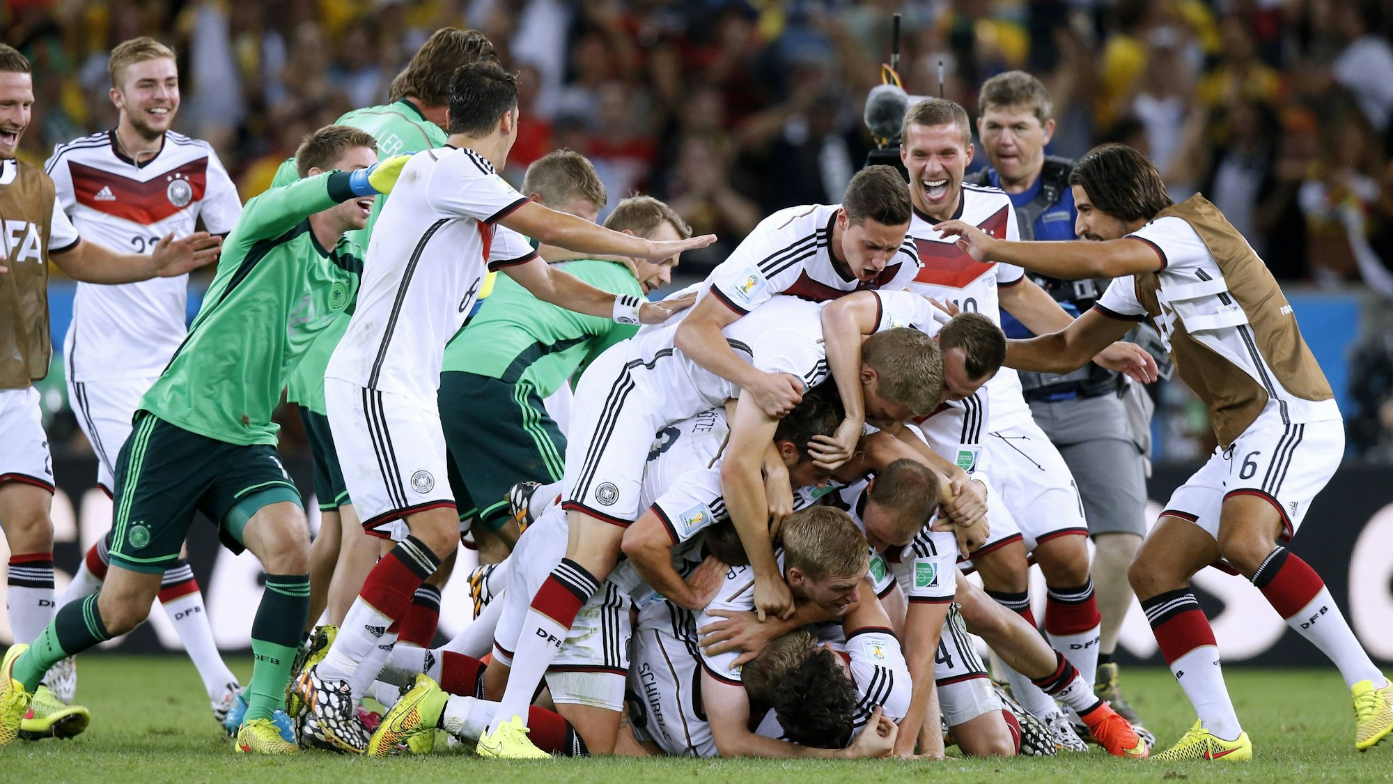 Das DFB-Team jubelt nach dem Siegtreffer von Mario Götze gegen Argentinien über seinen Triumph bei der WM 2014 in Brasilien.