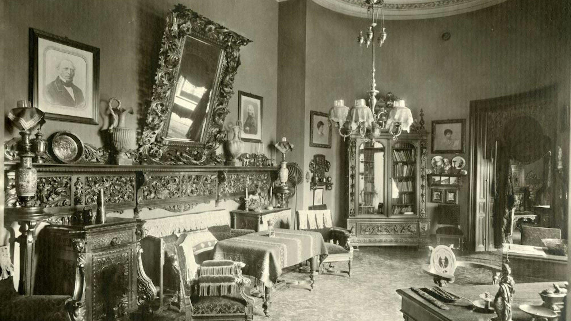 Wohnraum im „Palais Deichmann“ um ca. 1900.