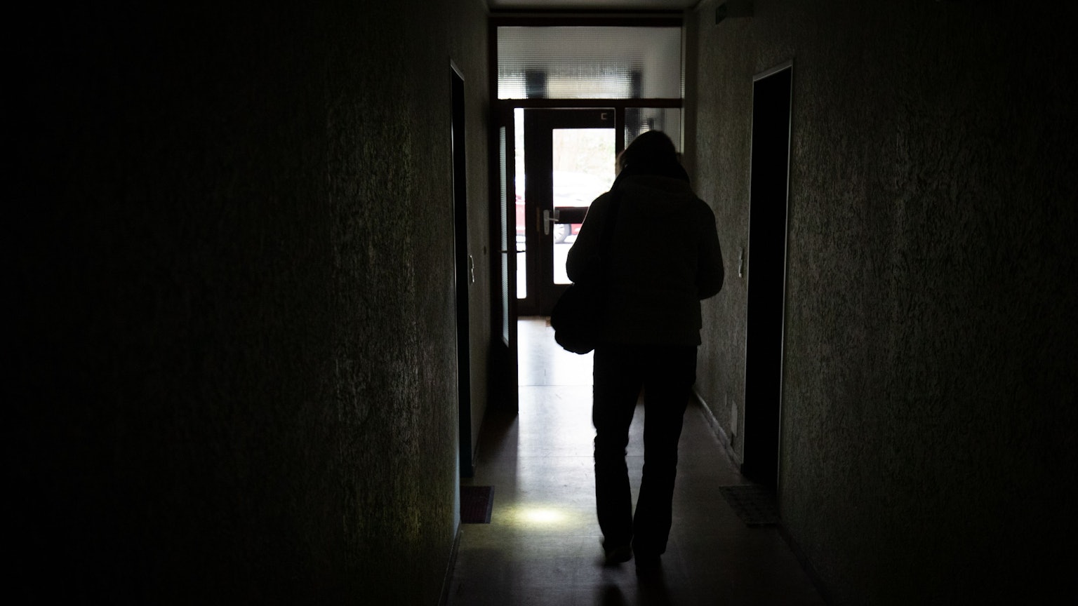 Eine Person ist in einem dunklen Hausflur zu sehen (Symbolfoto).