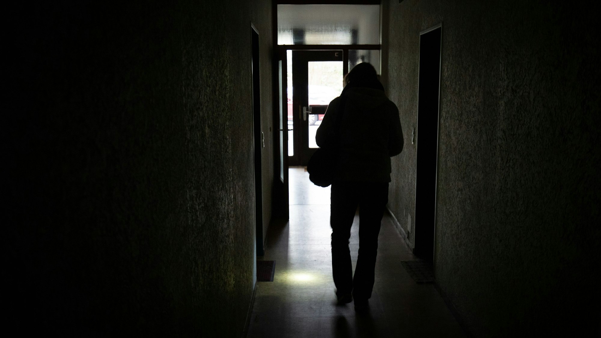 Eine Person ist in einem dunklen Hausflur zu sehen (Symbolfoto).
