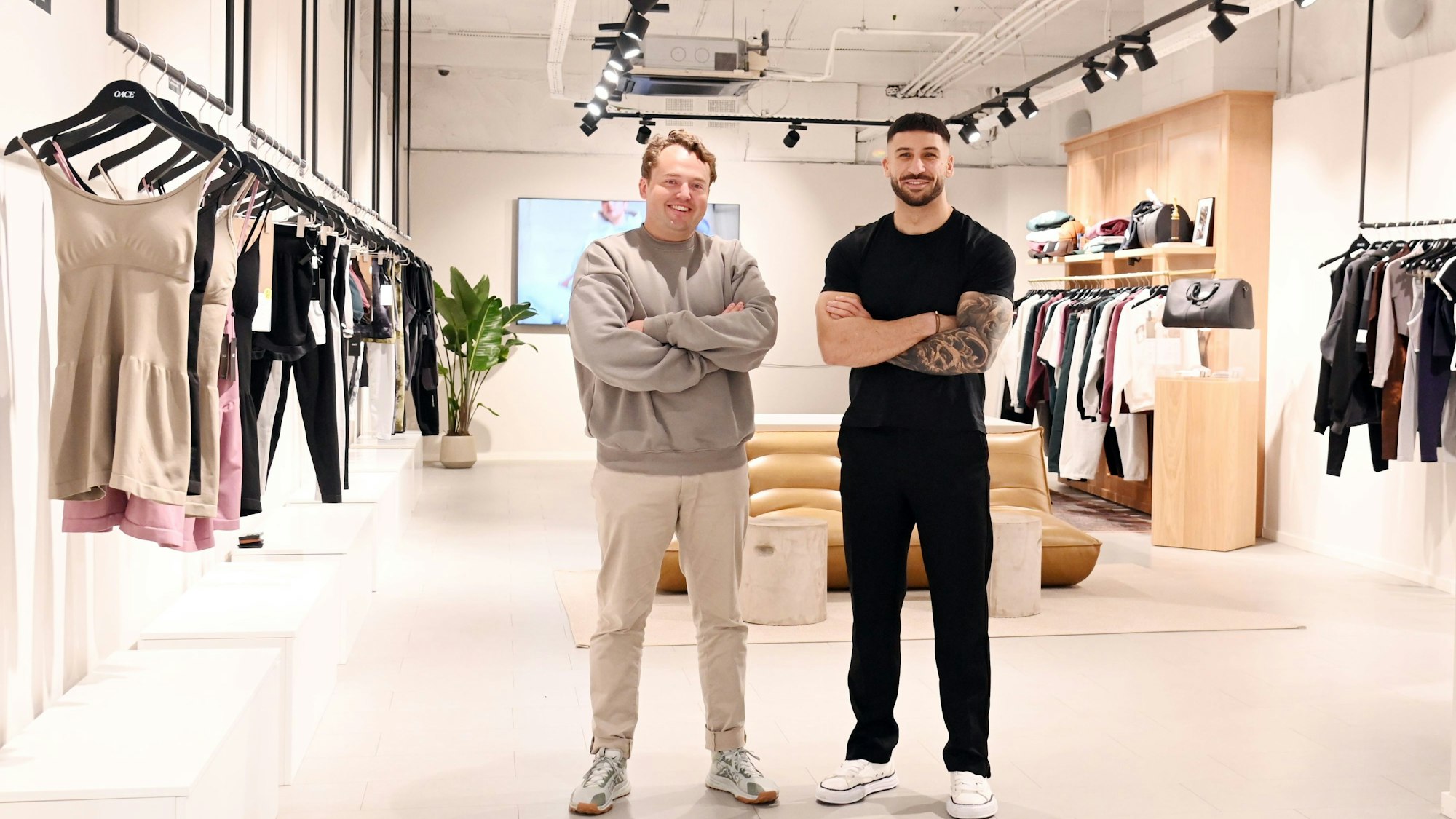 Atef Al Soufi (r.) ist Mitbegründer der Fitness-Marke Oace, David Schwitzke hat den Laden gestaltet.