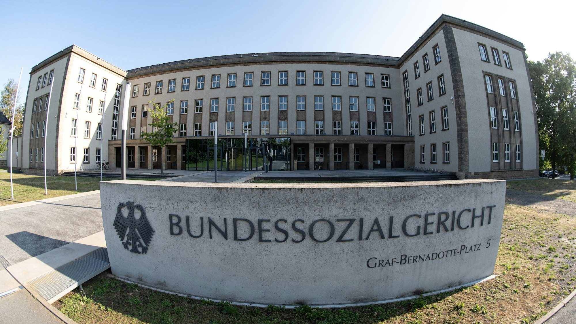 ARCHIV - 06.07.2023, Hessen, Kassel: Blick auf das Bundessozialgericht in Kassel. (zu dpa: «Elternunterhalt: Gericht begrenzt Auskunftspflicht») Foto: Swen Pförtner/dpa +++ dpa-Bildfunk +++