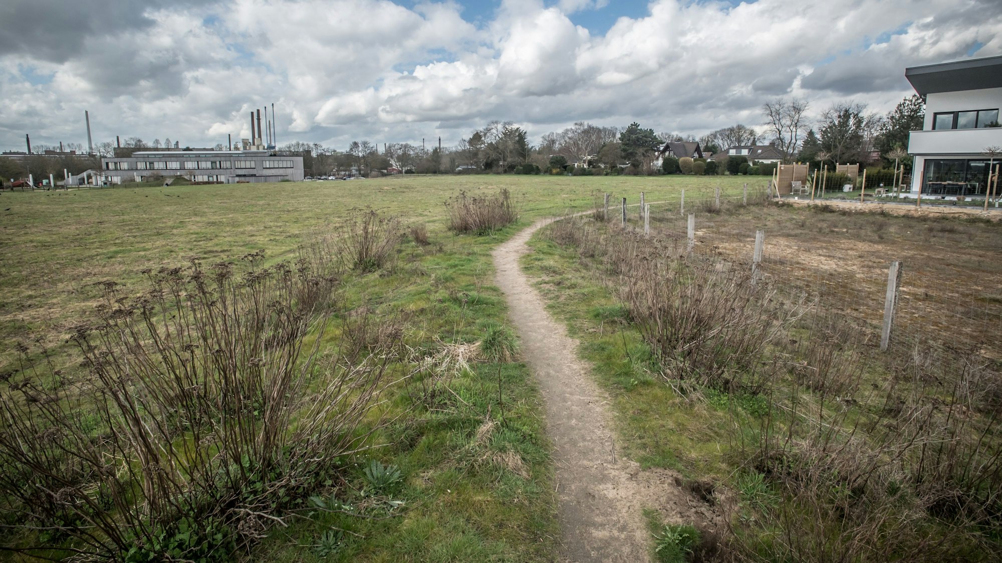 Grundstück am rand der Siedlung, auf dem Bayer 04 ein Internat bauen will. Foto: Ralf Krieger