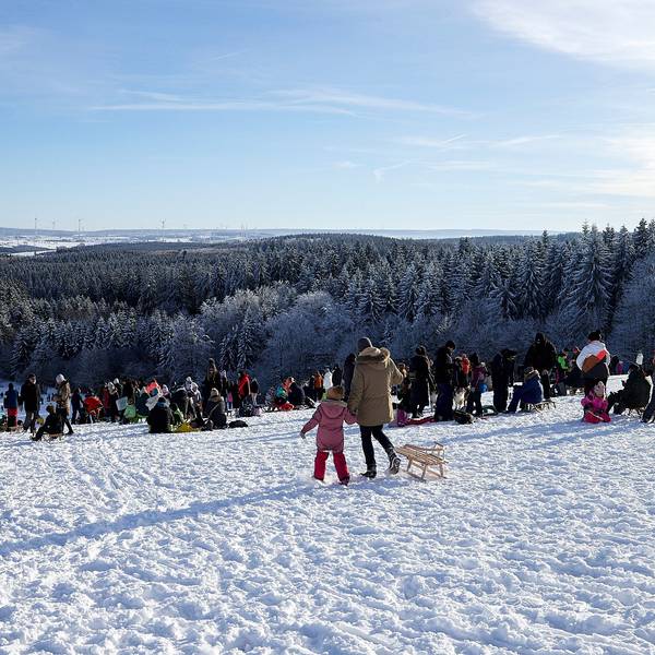 Bei gutem Wetter herrscht viel Betrieb am Rodelberg im Freizeitgebiet Weißer Stein in der Eifel
