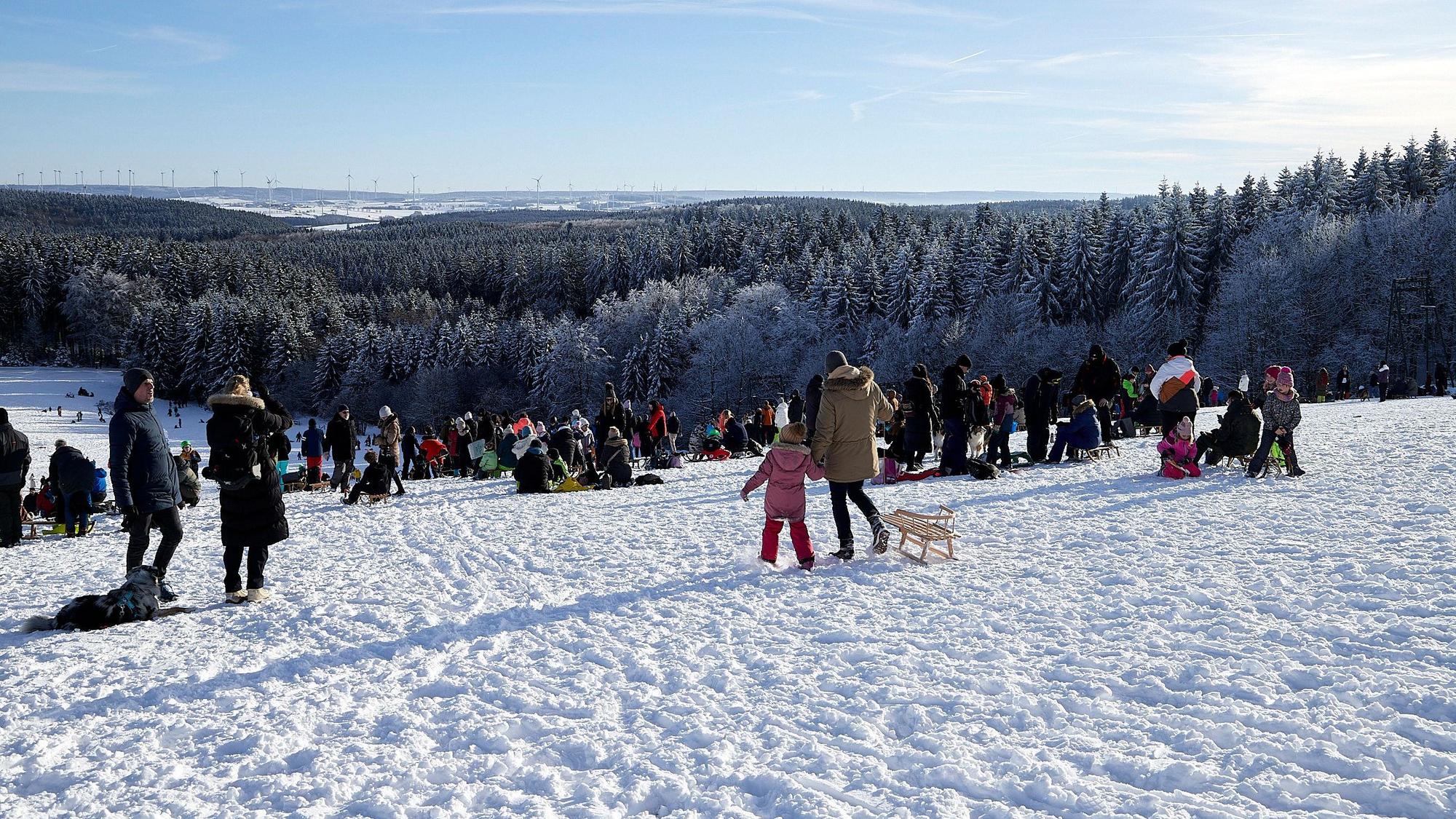 Bei gutem Wetter herrscht viel Betrieb am Rodelberg im Freizeitgebiet Weißer Stein in der Eifel