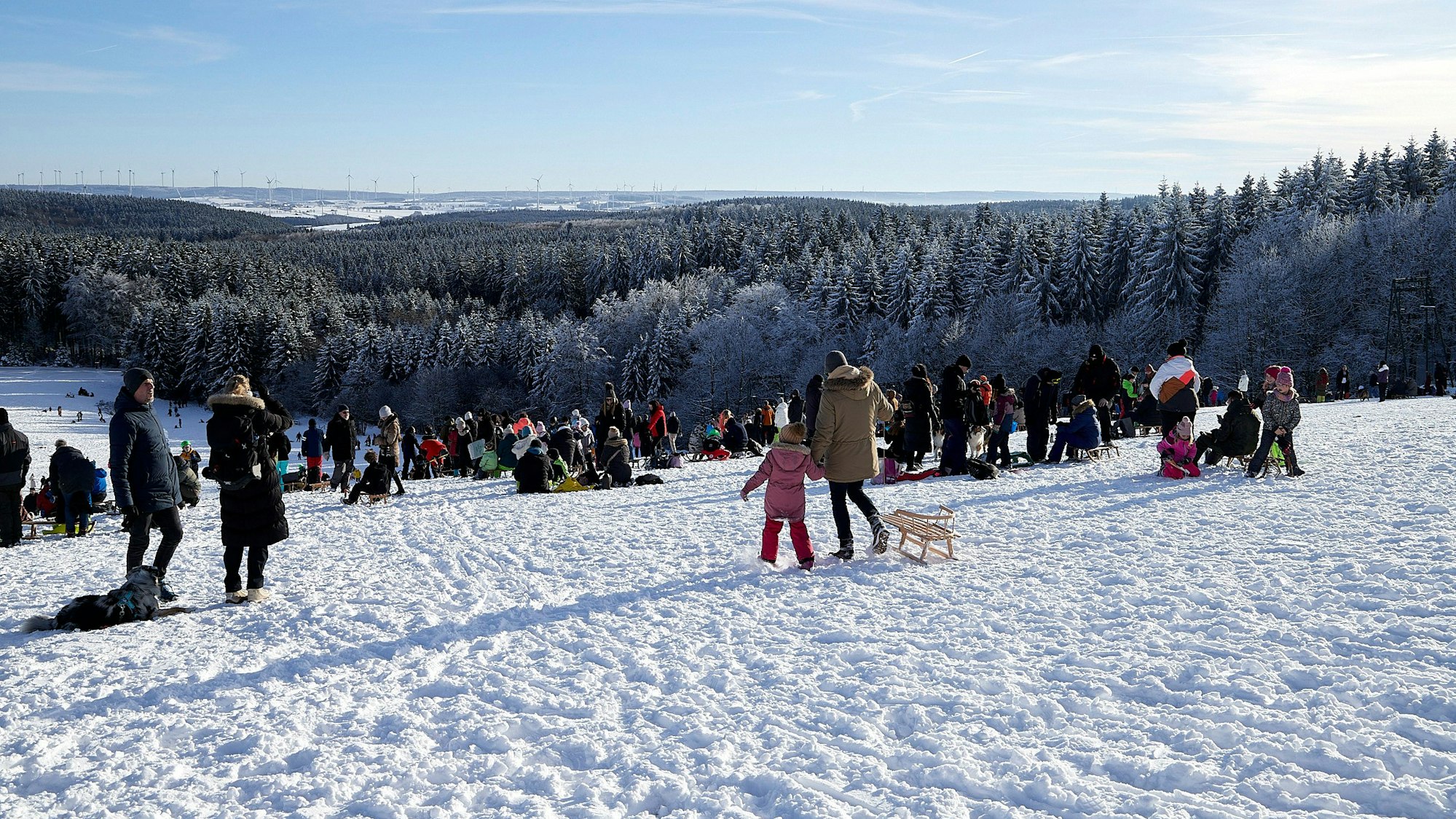 Bei gutem Wetter herrscht viel Betrieb am Rodelberg im Freizeitgebiet Weißer Stein in der Eifel