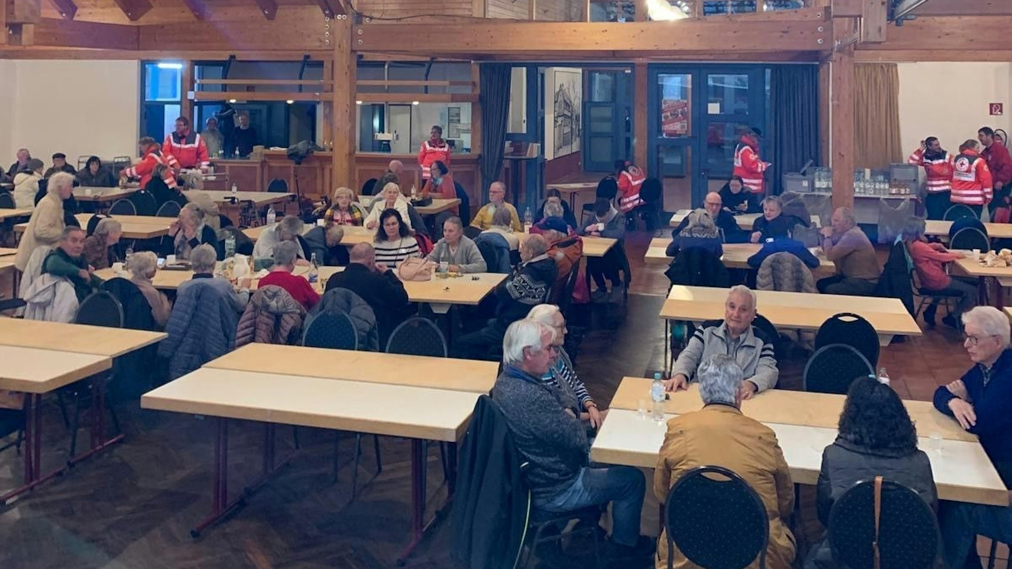 Das Bild zeigt die Kommerner Bürgerhalle mit 80 Menschen.