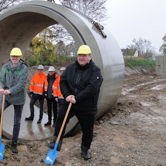 Christian Gattke (links) und Bezirksbürgermeister Reinhard Zöllner setzten den Spatenstich für den Bau des Stauraumkanals. Die doppelt mannshohe, gut einen Kilometer lange Rohrleitung soll 3500 Kubikmeter Wasser zusätzlich aufnehmen können.