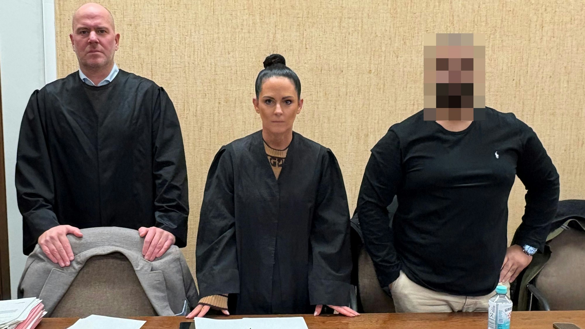 Der freigesprochene 33-Jährige mit Verteidigerin Jordana Wirths und Verteidiger Martin Bücher im Landgericht Köln