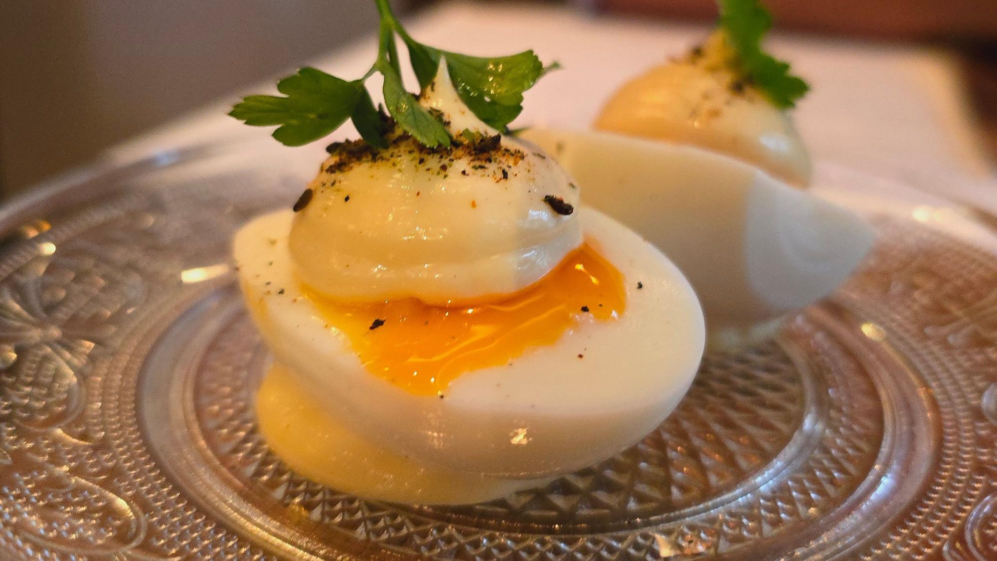 Das Oeuf mayonnaise wird neben knackigen Essig-Gurken als Barfood serviert