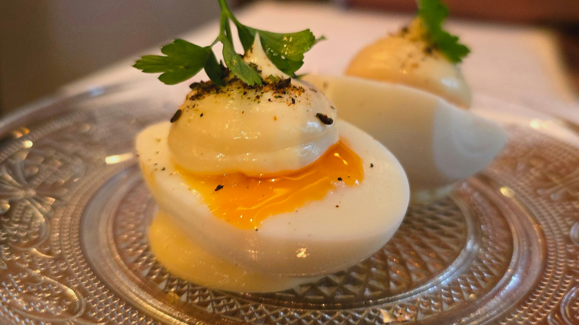 Das Oeuf mayonnaise wird neben knackigen Essig-Gurken als Barfood serviert