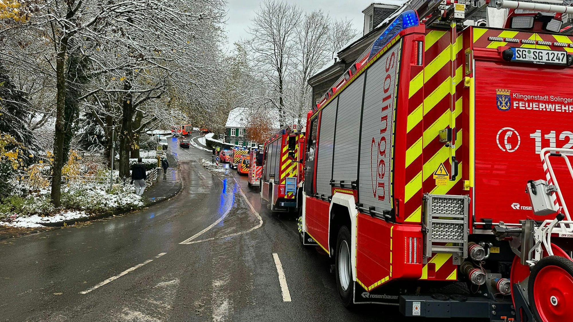 Fahrzeuge der Feuerwehr stehen während eines Einsatzes vor der Grundschule in Solingen.