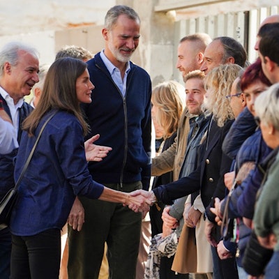 König Felipe VI. und Königin Letizia (l) begrüßen die Menschen.