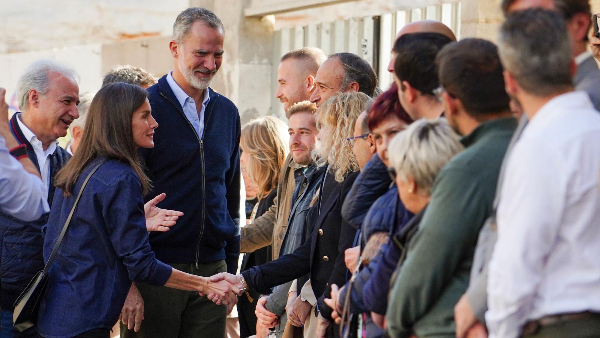 König Felipe VI. und Königin Letizia (l) begrüßen die Menschen.