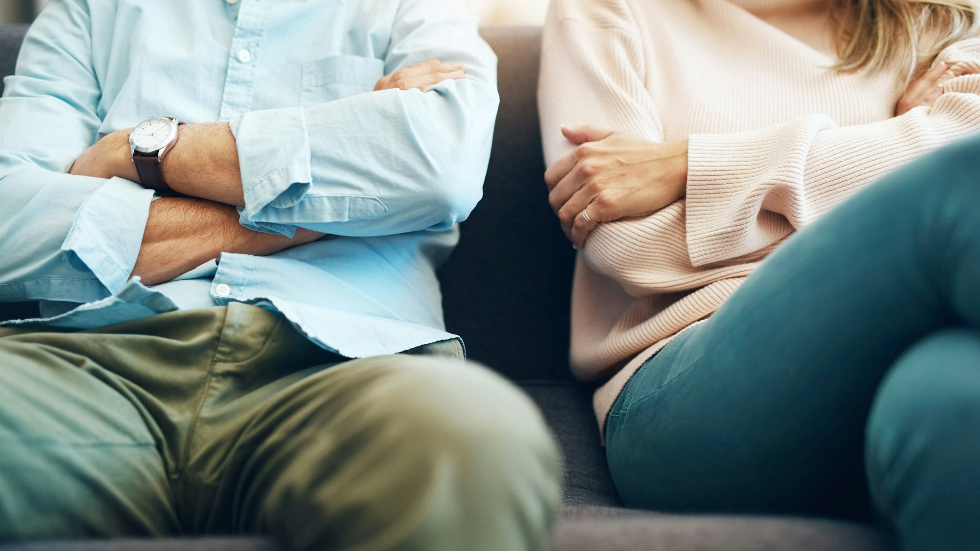 Ein Mann sitzt neben einer Frau auf einer Couch