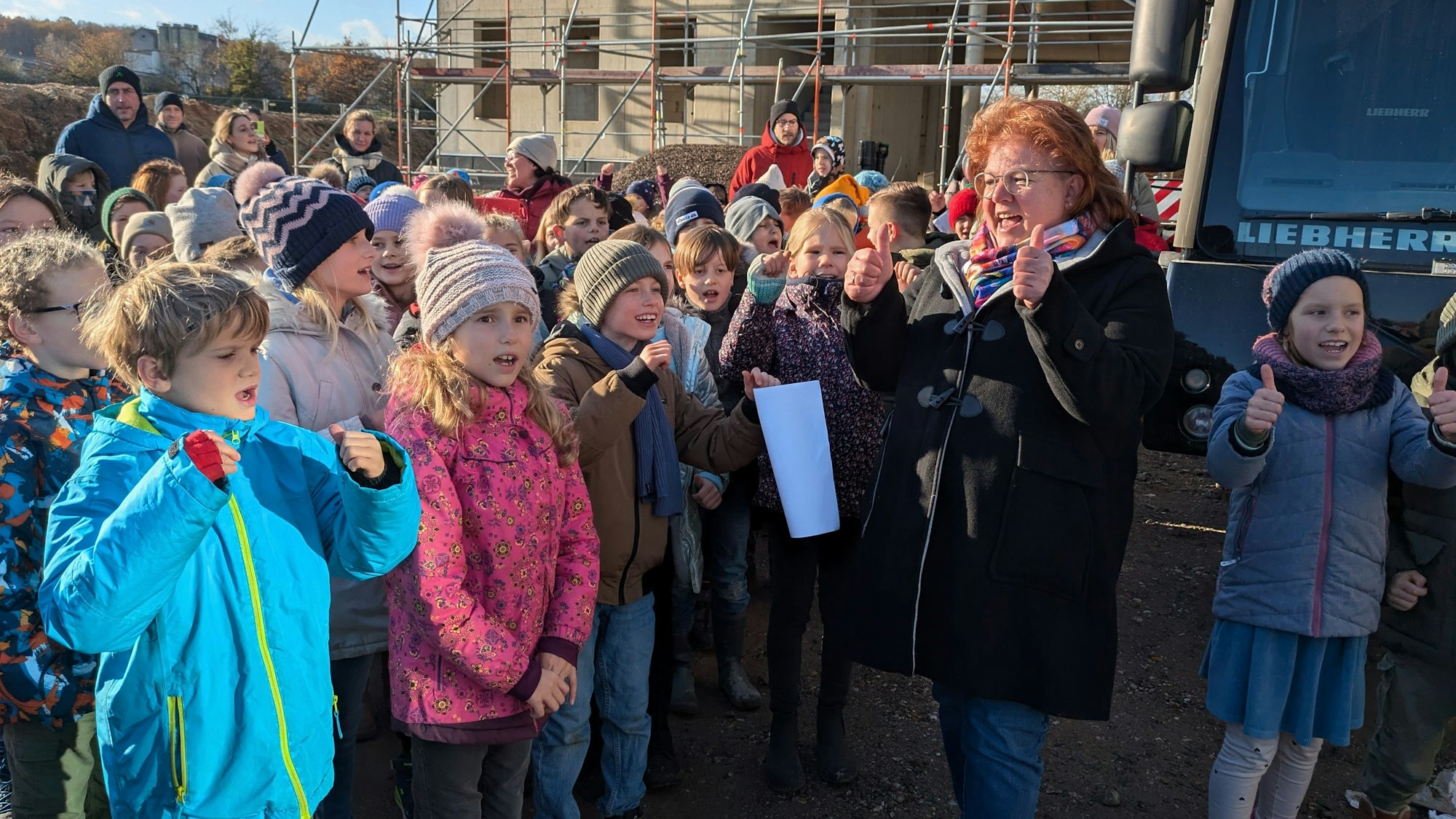 Die Schüler stehen in mehreren Reihen und heben den Daumen. Alexandra Offermann macht mit.