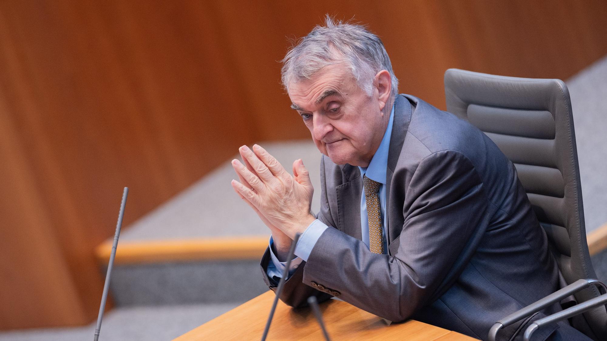 Herbert Reul (CDU), Innenminister von Nordrhein-Westfalen, sitzt im Plenum des Landtags.